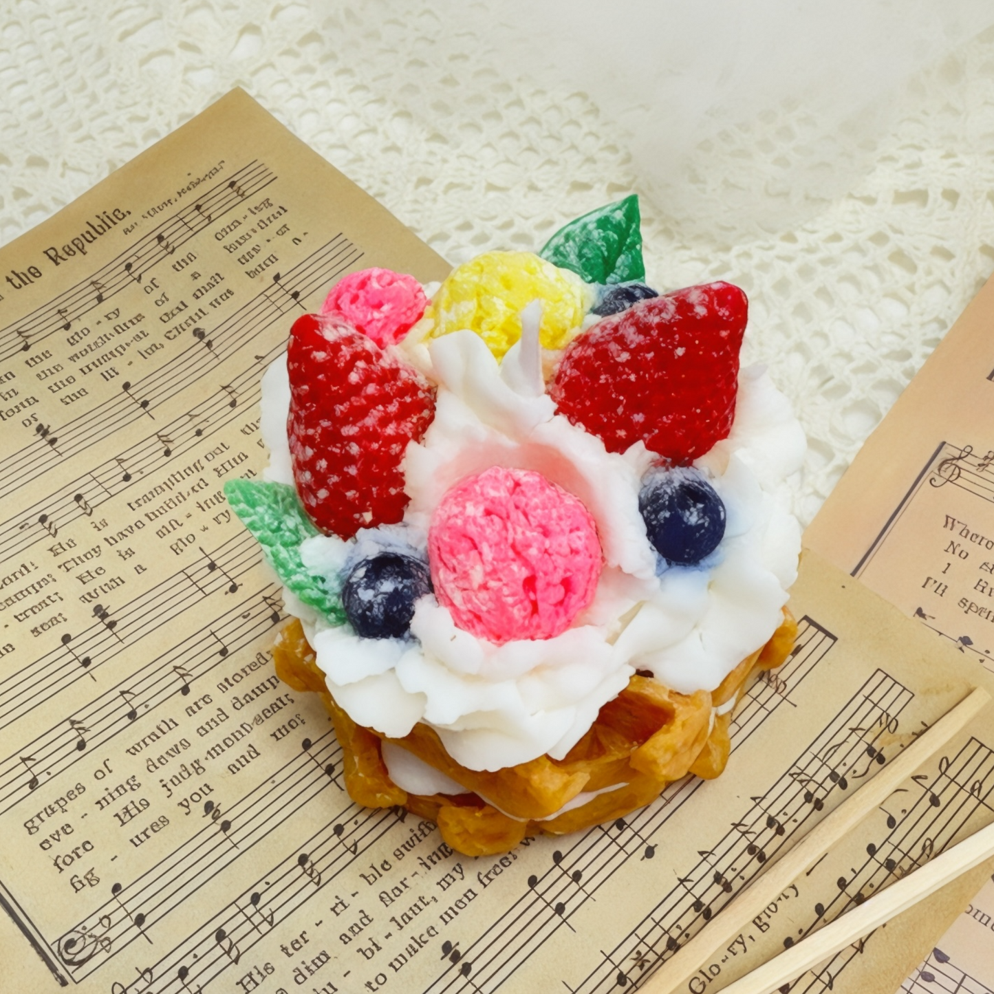 Dessertkerze Erdbeere Waffeln – handgemachte Duftkerze im Torten-Design