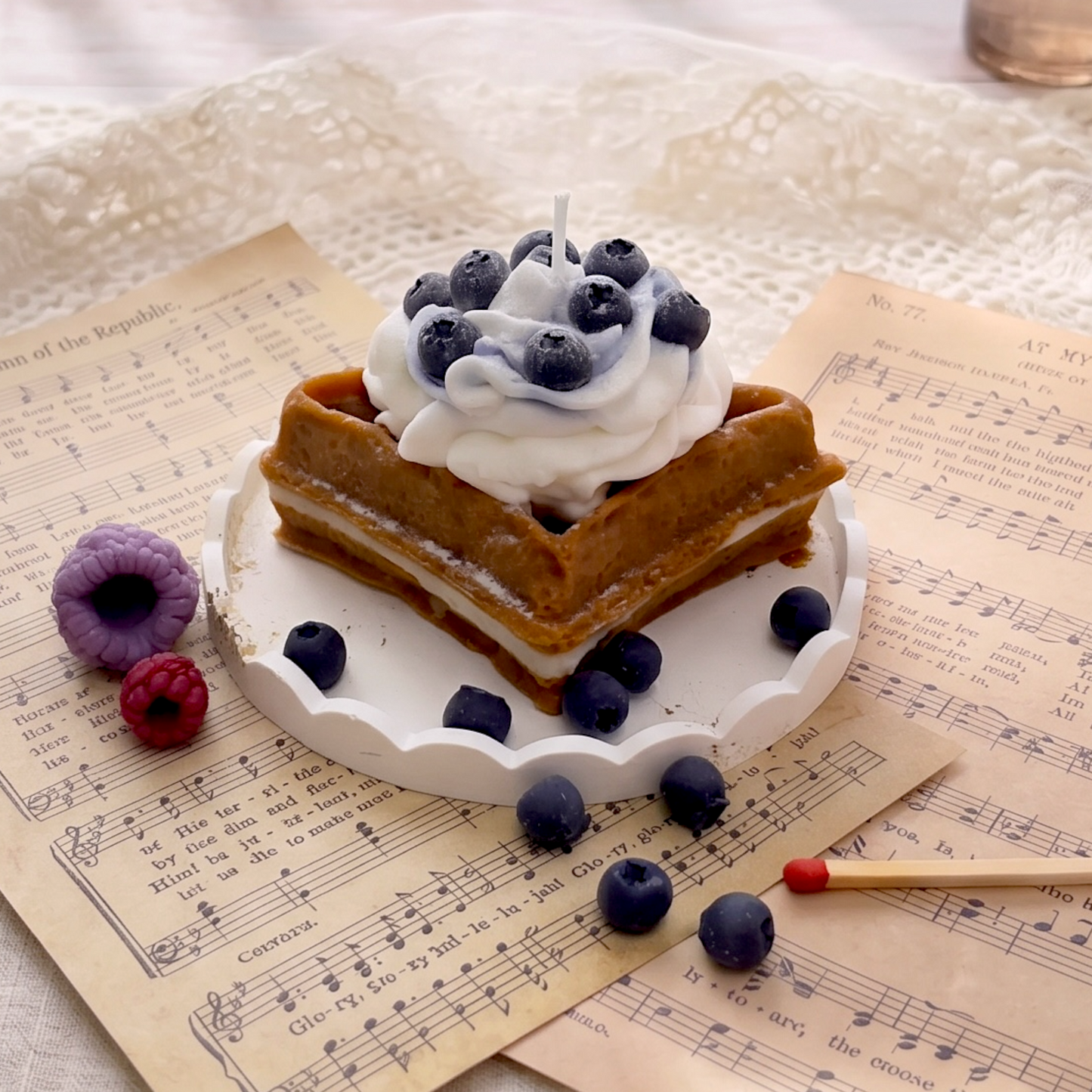 Dessertkerze Erdbeere Waffeln – handgemachte Duftkerze im Torten-Design
