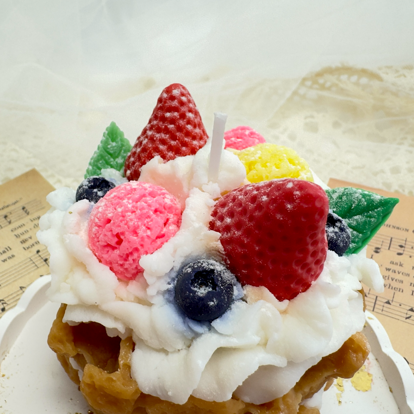 Dessertkerze Erdbeere Waffeln – handgemachte Duftkerze im Torten-Design