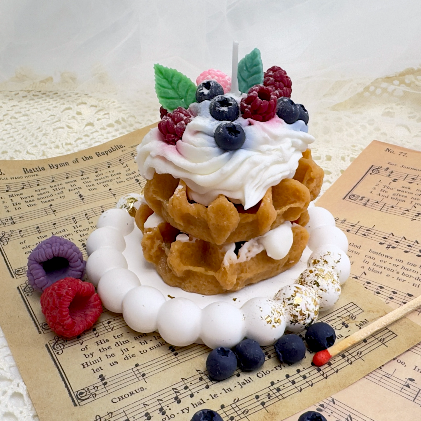 Dessertkerze Erdbeere Waffeln – handgemachte Duftkerze im Torten-Design