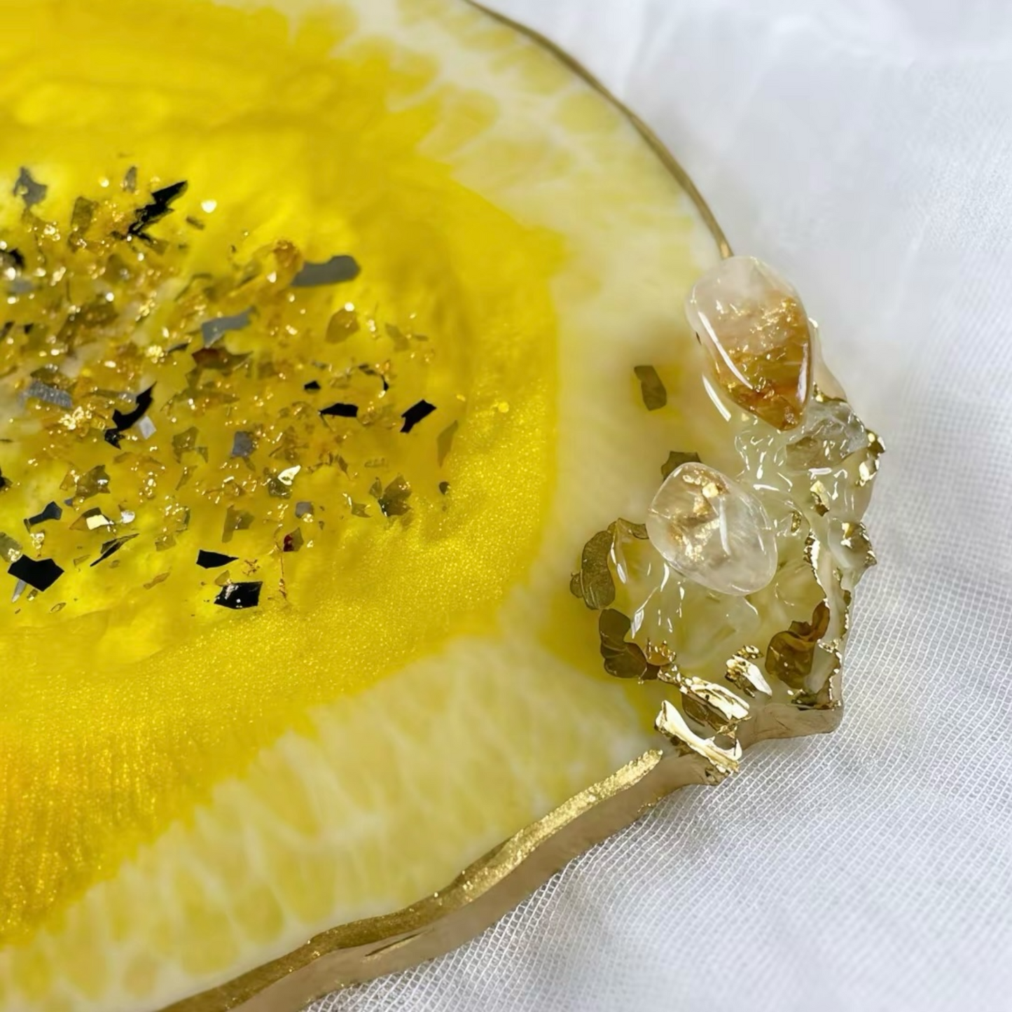 Tassen und Gläseruntersetzer in Zitronenform mit Golddekor