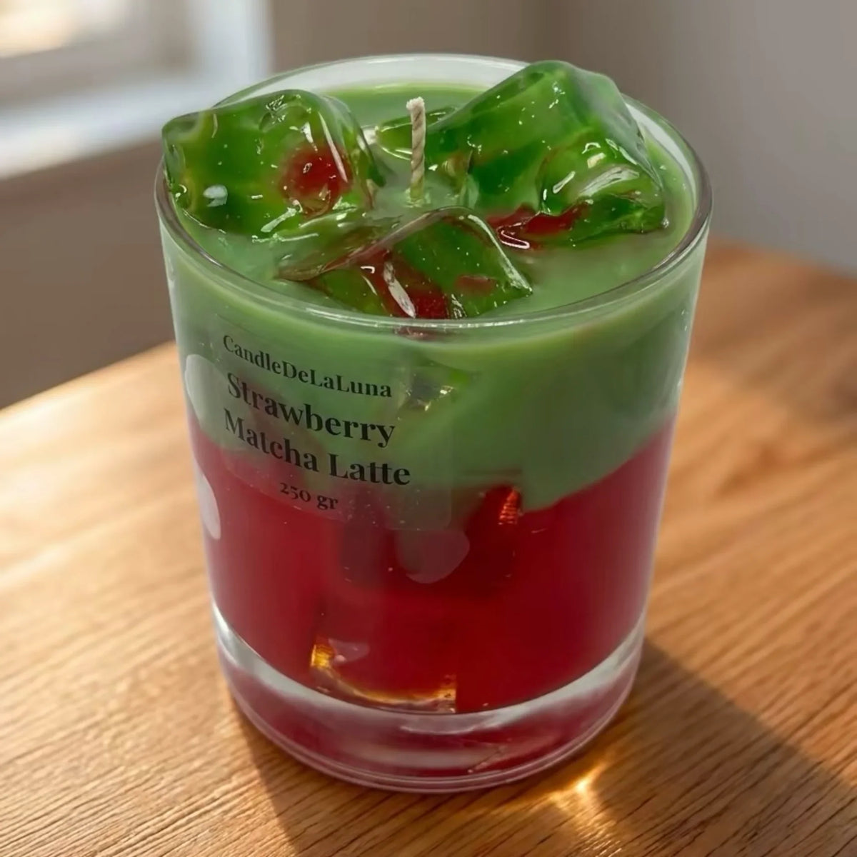 Iced Strawberry Matcha Latte Kerze – Dessert Kerze aus Kokoswachs | Handmade Geschenk & Boho Deko