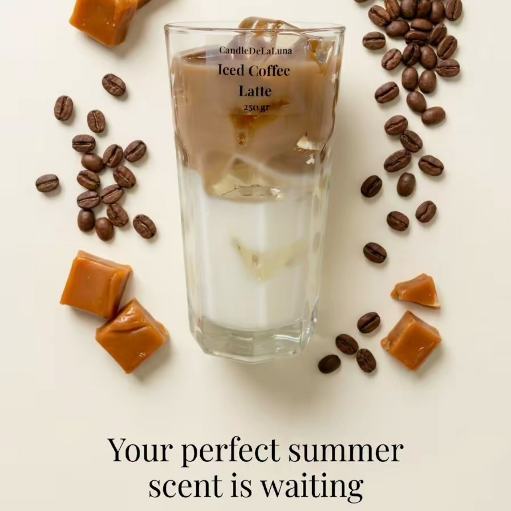 Eine Werbegrafik zeigt eine dekorative Kerze in Form eines Iced Coffee Latte in einem hohen, facettierten Glas, umgeben von verstreuten Kaffeebohnen und Karamellwürfeln, ergänzt durch den Text „Your perfect summer scent is waiting“.