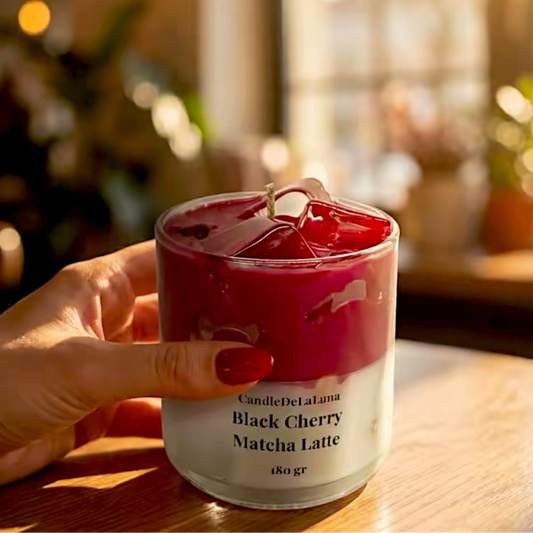 Cherry Matcha Latte Kerze im Glas – handgefertigte Dessertkerze mit Black Cherry Duft, 180 g