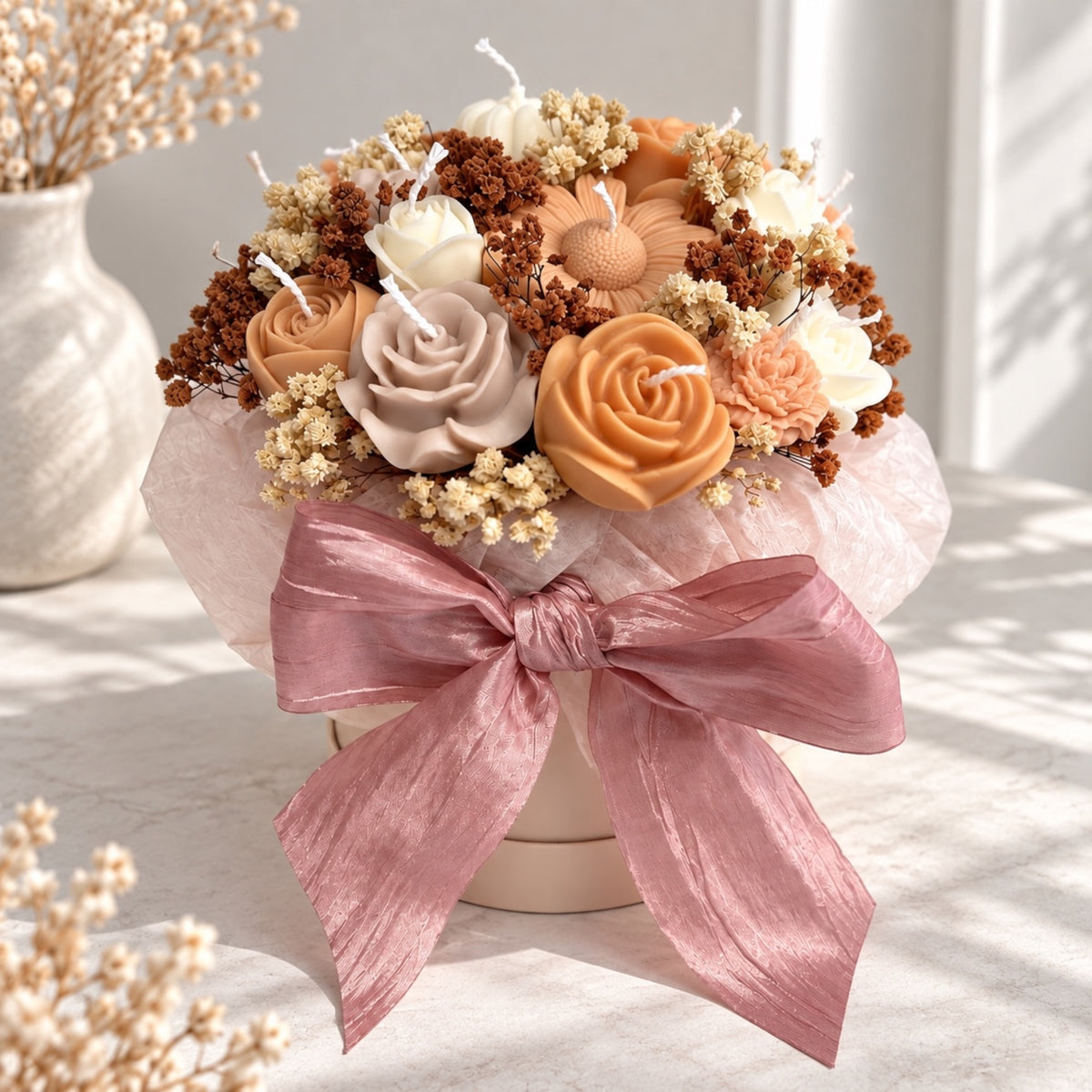 Kerzenblumenstrauß in Geschenkbox mit rosa Schleife – handgefertigte Rapswachs-Rosen in Beige, Apricot und Caramel mit Trockenblumen, Duftkerzen Bouquet von DaarArt

