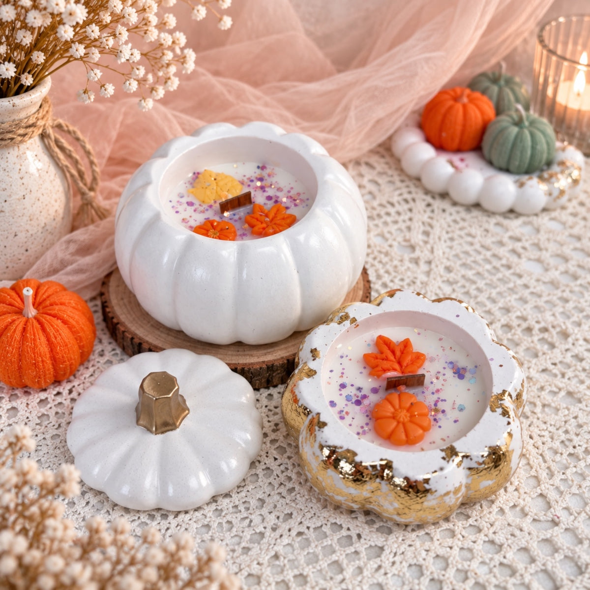 Kürbiskerze Duftkerze Pumpkin Spice im Kürbis Gefäß mit Wachsblättern – Herbstdeko von DaarArt Home Dekor
