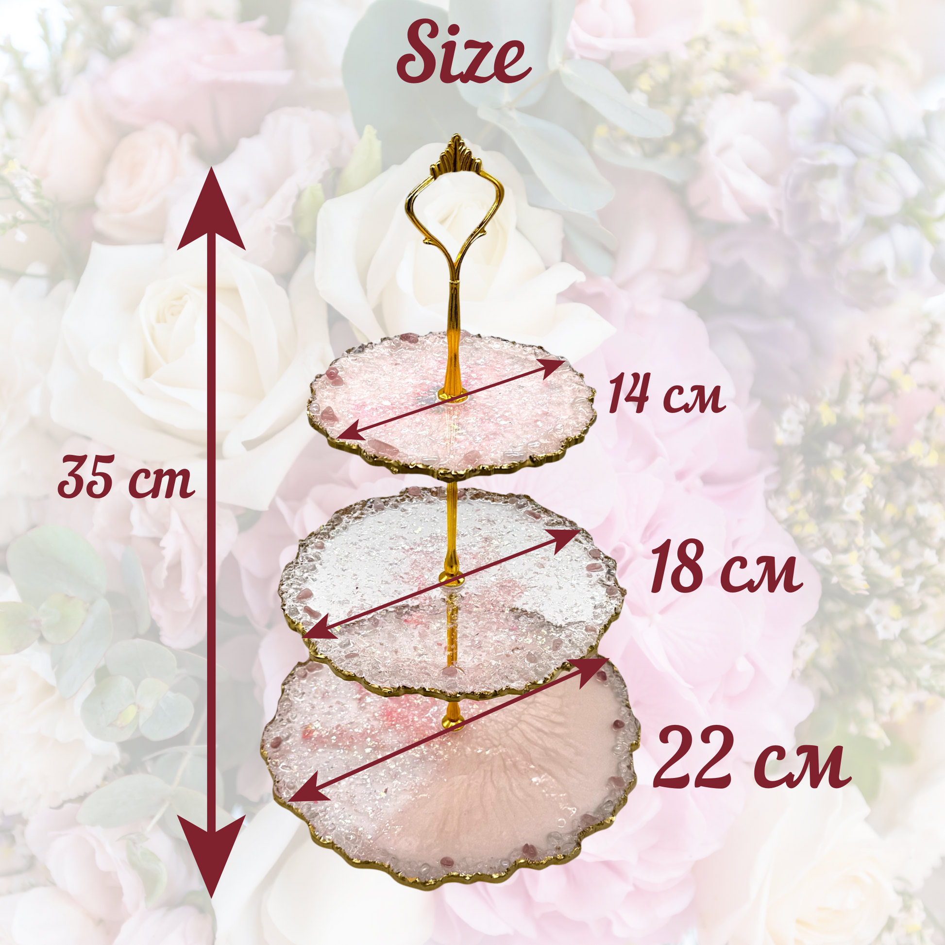 Eine Produktgrafik einer dreistöckigen rosa Etagere mit Größenangaben: Gesamthöhe 35 cm, Durchmesser der Ebenen von oben nach unten 14 cm, 18 cm und 22 cm, dargestellt vor einem hellen Hintergrund mit Rosen.