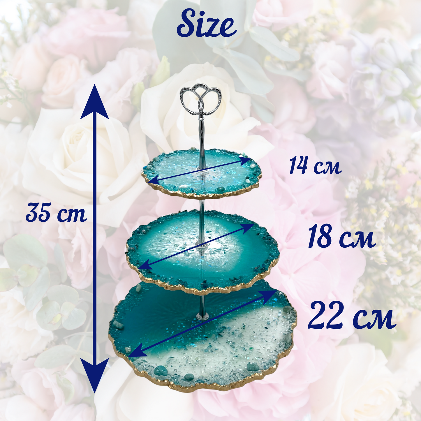 Eine Produktgrafik einer dreistöckigen türkisfarbenen Etagere mit der Überschrift „Size“ und Größenangaben: Gesamthöhe 35 cm, Durchmesser der Ebenen von oben nach unten 14 cm, 18 cm und 22 cm, dargestellt vor einem hellen Hintergrund mit Rosen.