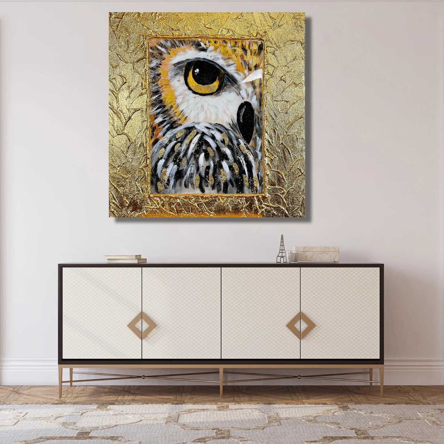 Modernes Eulen-Kunstwerk in Gold über einem eleganten Sideboard im Wohnzimmer, luxuriöse Wanddekoration mit 3D-Struktur für ein stilvolles Zuhause.