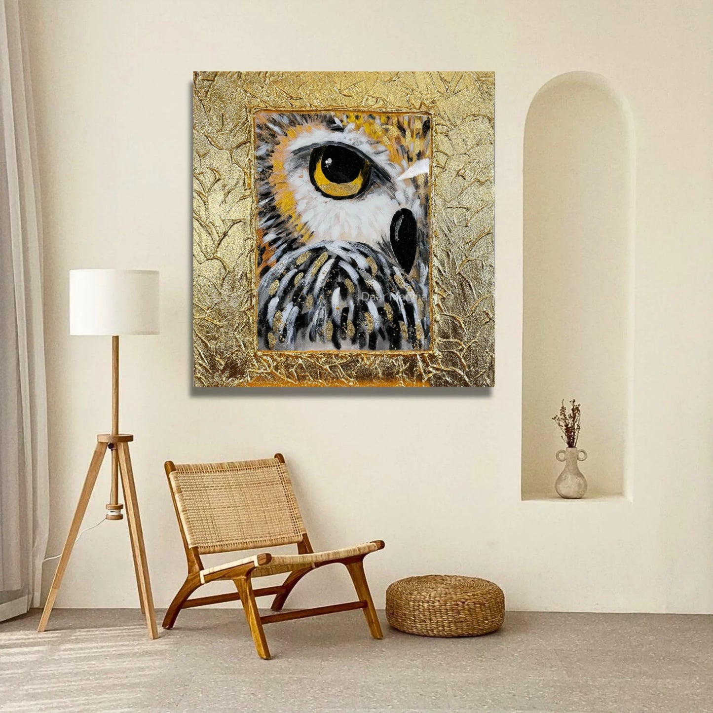 Modernes Eule Wandbild in Gold in einem minimalistischen Interieur mit Holzstuhl und Boho-Dekoration für eine warme Atmosphäre.