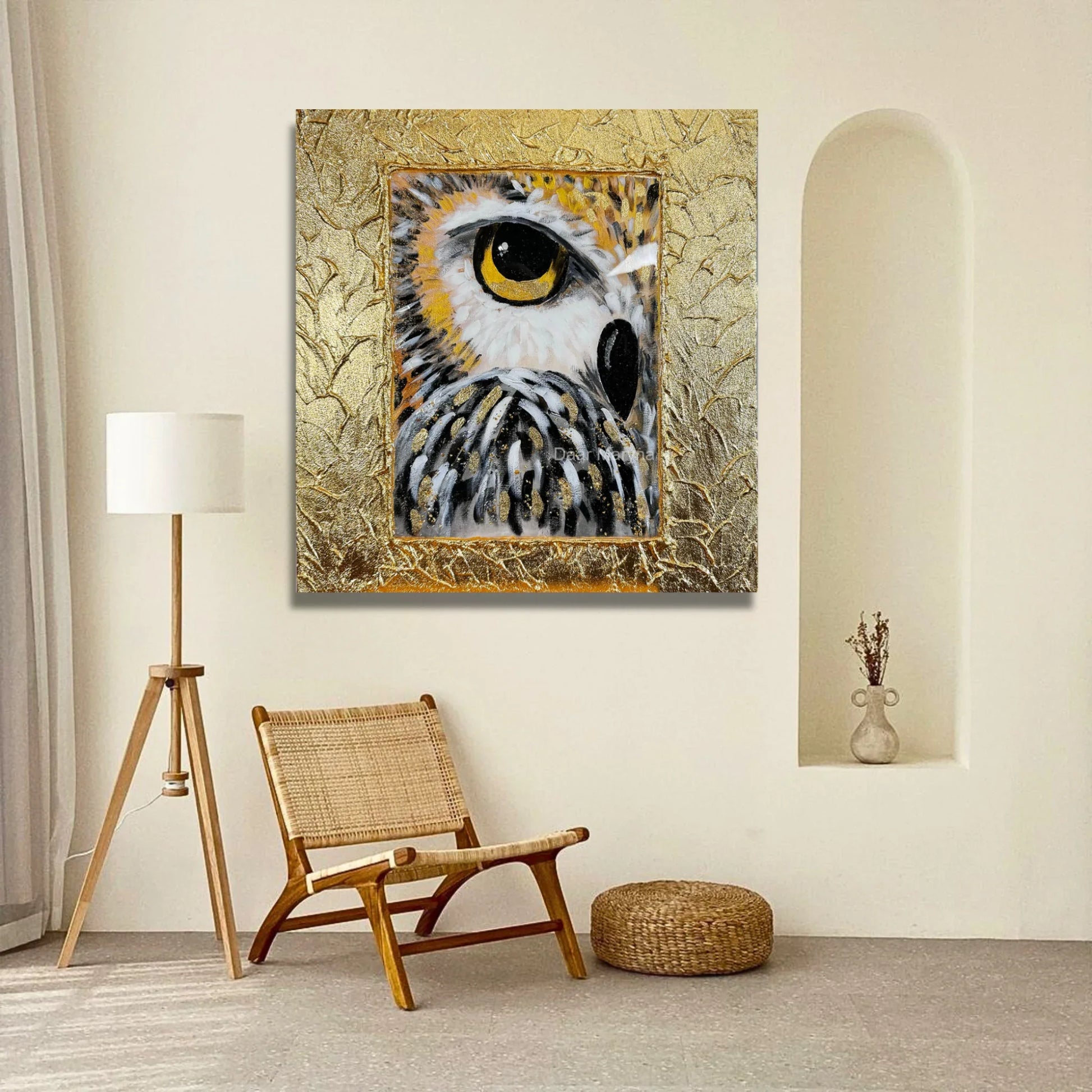 Modernes Eule Wandbild in Gold in einem minimalistischen Interieur mit Holzstuhl und Boho-Dekoration für eine warme Atmosphäre.