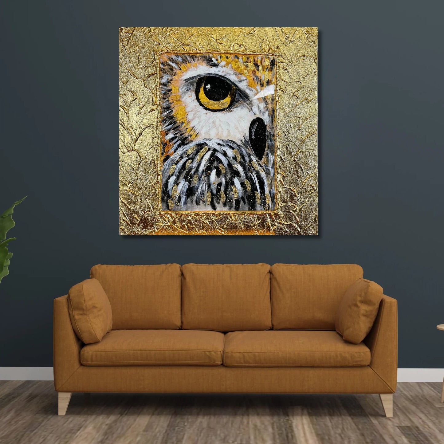 Exklusives Eule Wandbild in Gold über einem modernen Sofa im Wohnzimmer, handgemalte strukturierte Wanddeko im modernen Stil.