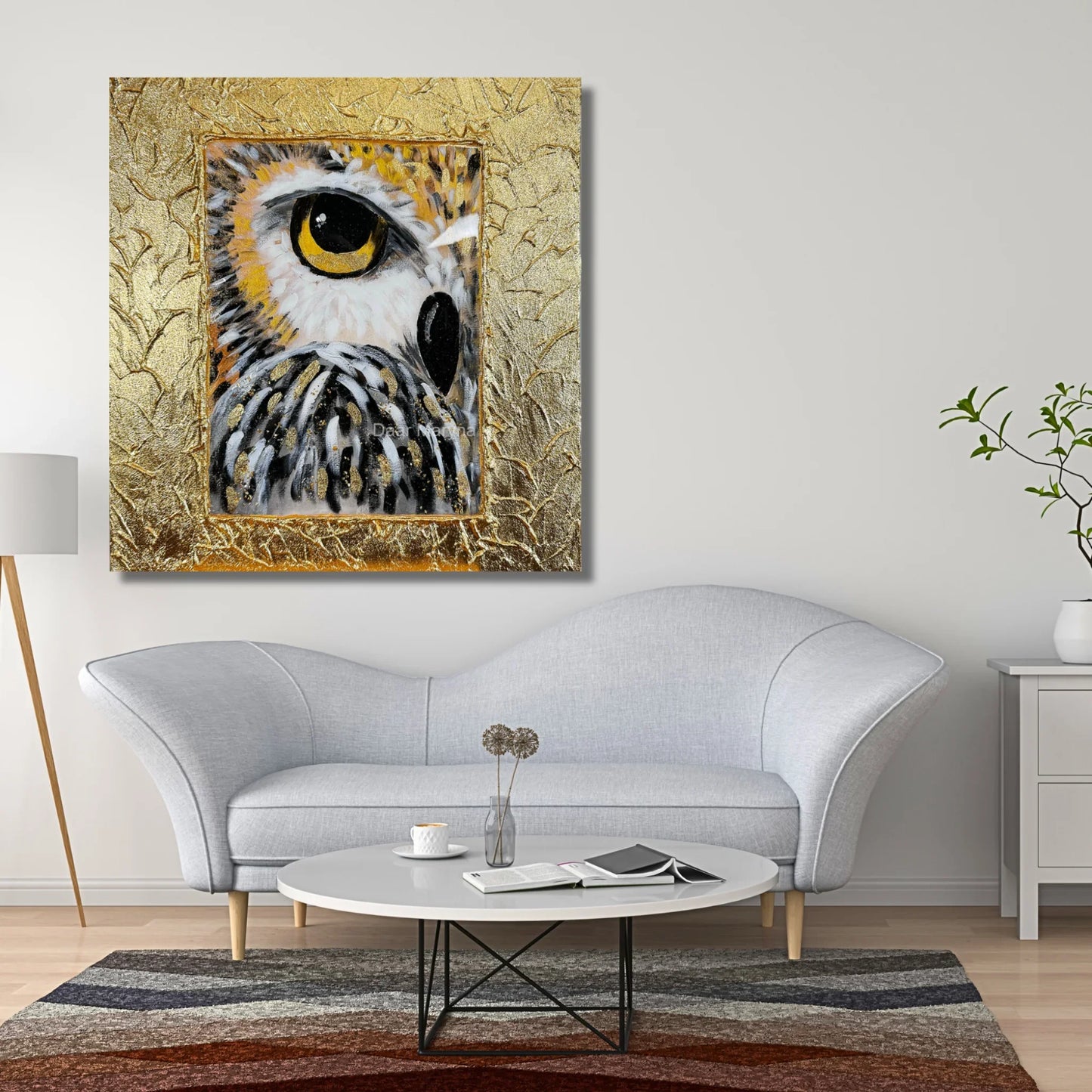 Großformatiges Eulen-Wandbild in Gold als luxuriöser Blickfang über einem grauen Sofa im modern eingerichteten Wohnzimmer.